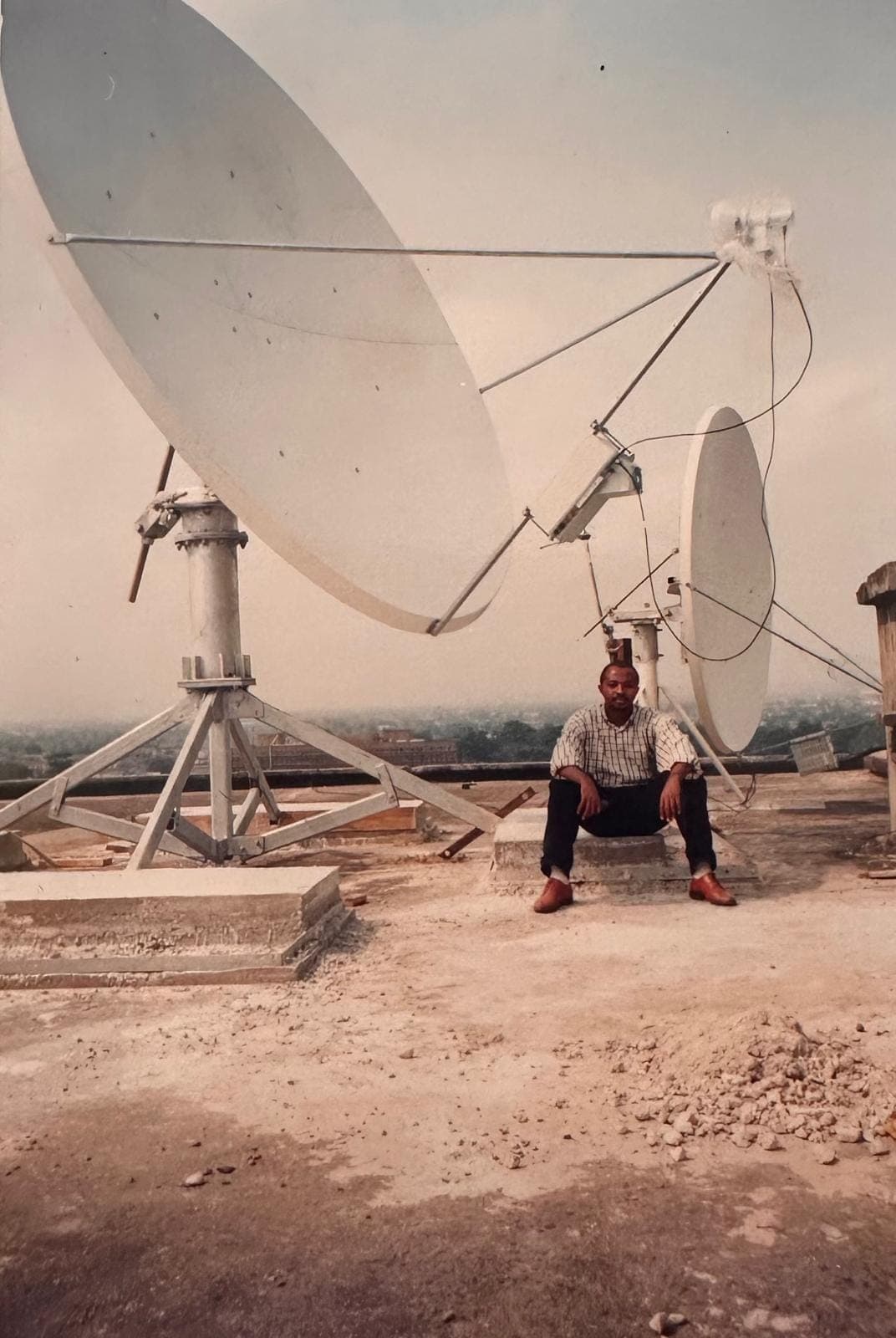 Première photo historique de TELESOL avec une installation satellite